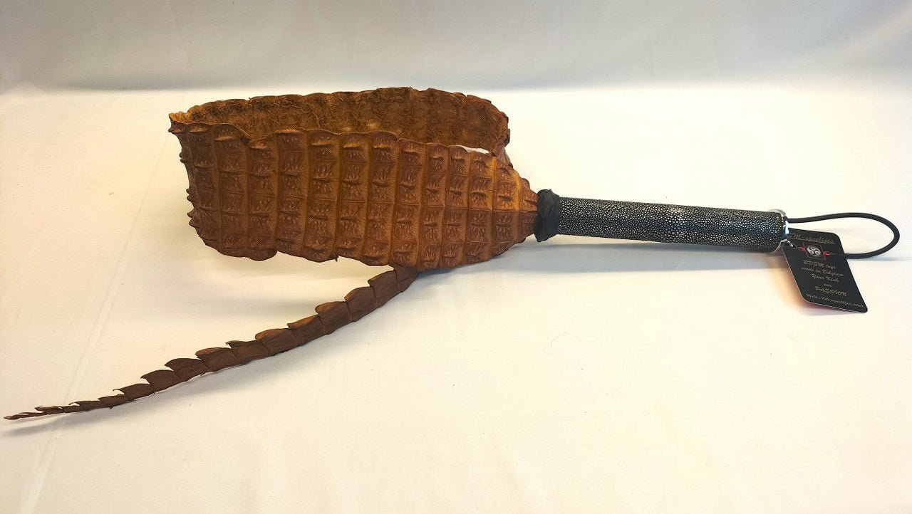 gek-op-exclusieve-zwepen-dan-is-deze-backstrap-singletail-misschien-iets-voor-jou-dankzij-zijn-met-stingray-bekleed-leeder-handvat-is-het-bijna-one-of-a-kind-1