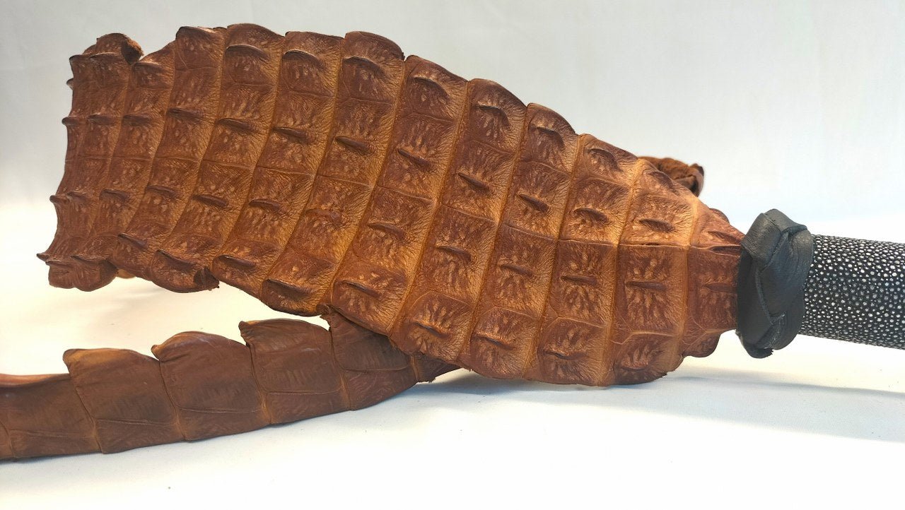 gek-op-exclusieve-zwepen-dan-is-deze-backstrap-singletail-misschien-iets-voor-jou-dankzij-zijn-met-stingray-bekleed-leeder-handvat-is-het-bijna-one-of-a-kind-2