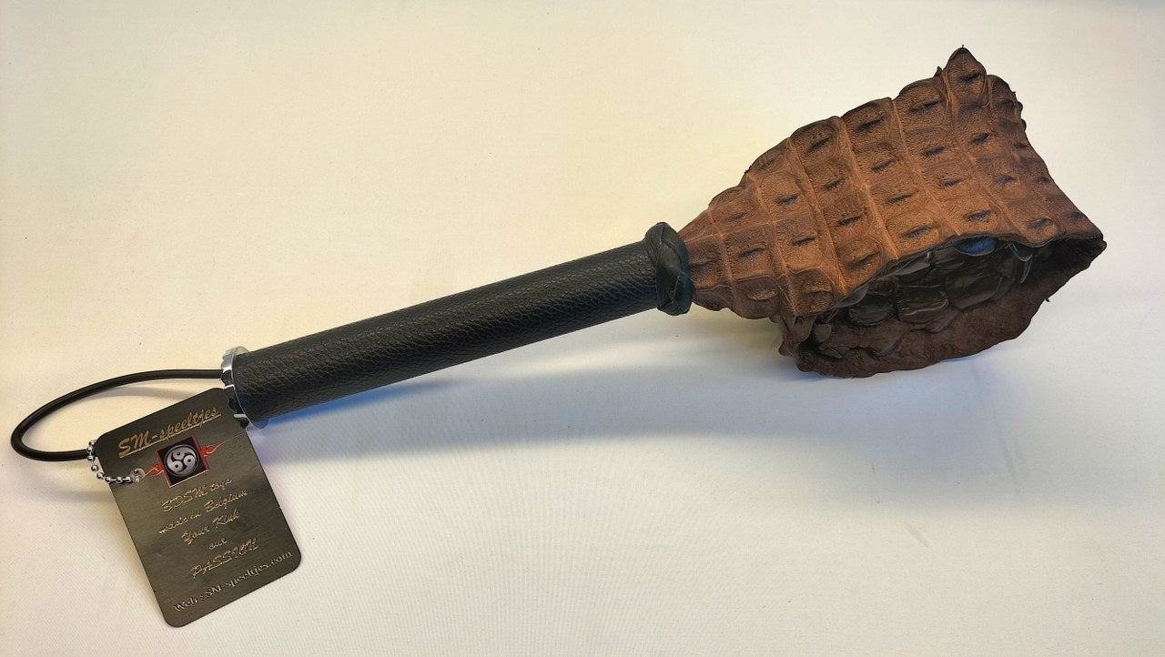 op-zoek-naar-een-zweep-maar-wil-je-iets-aparts-dan-is-deze-backstrap-whip-misschien-wel-wat-je-zoekt-4