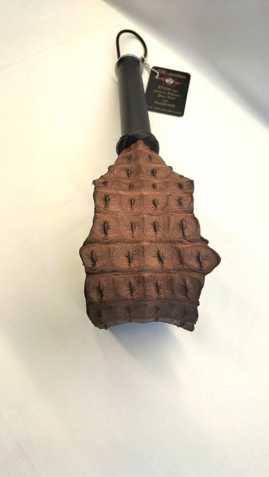 op-zoek-naar-een-zweep-maar-wil-je-iets-aparts-dan-is-deze-backstrap-whip-misschien-wel-wat-je-zoekt-3