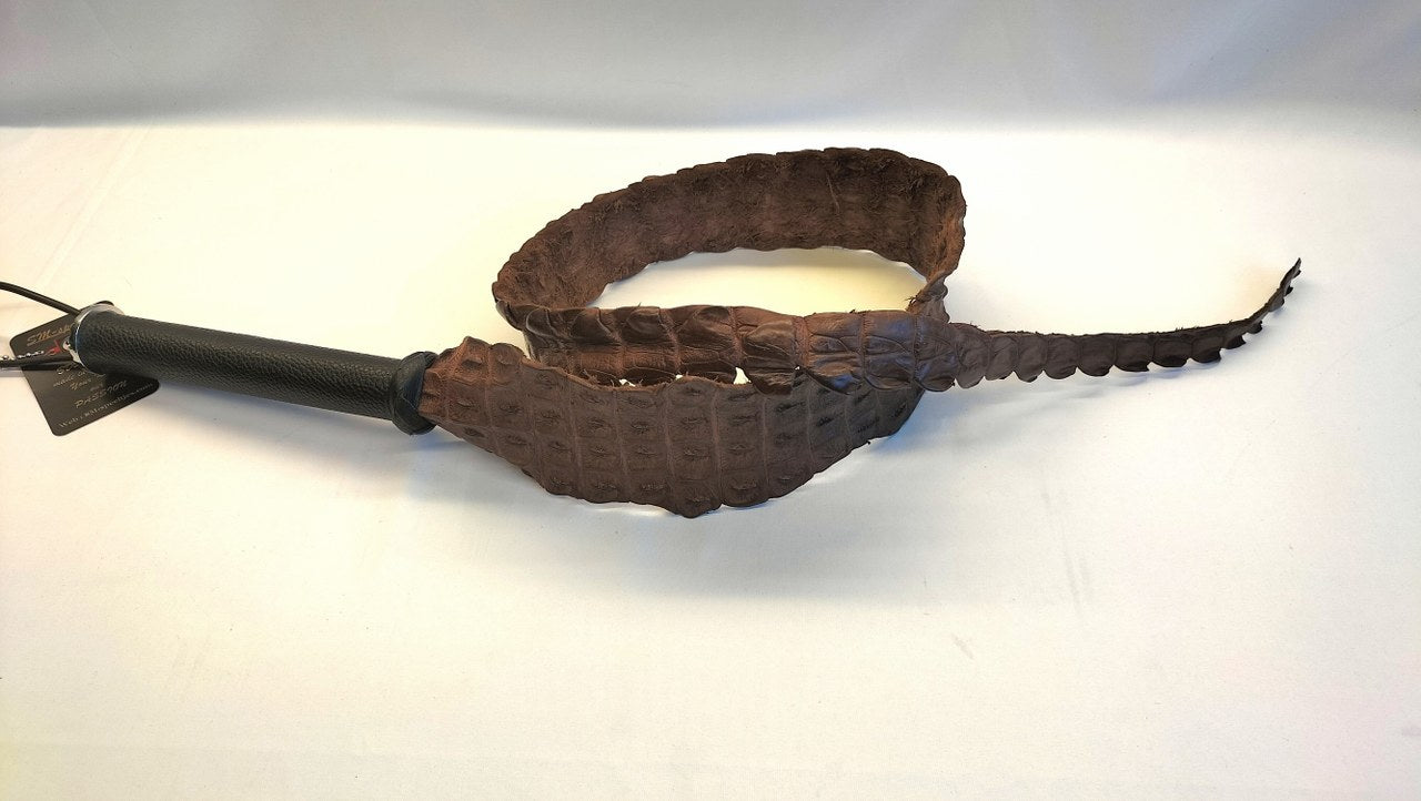 op-zoek-naar-een-zweep-maar-wil-je-iets-aparts-dan-is-deze-backstrap-whip-misschien-wel-wat-je-zoekt-1