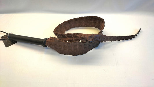 op-zoek-naar-een-zweep-maar-wil-je-iets-aparts-dan-is-deze-backstrap-whip-misschien-wel-wat-je-zoekt-1