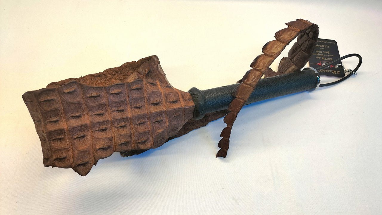 op-zoek-naar-een-zweep-maar-wil-je-iets-aparts-dan-is-deze-backstrap-whip-misschien-wel-wat-je-zoekt-2