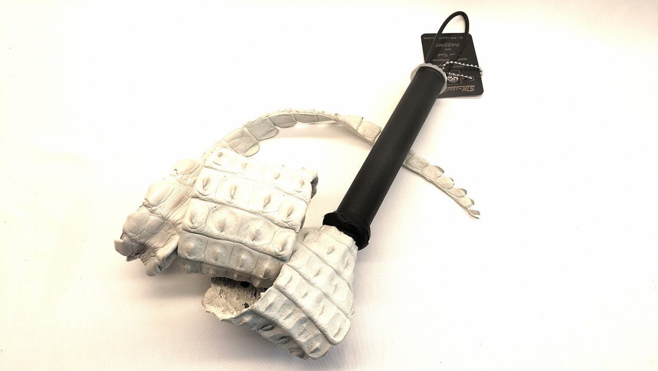 Backstrap Whip Wit met Zwart Handvat – Single Tail Impact Play Zweep - Impact Play - SM - speeltjes