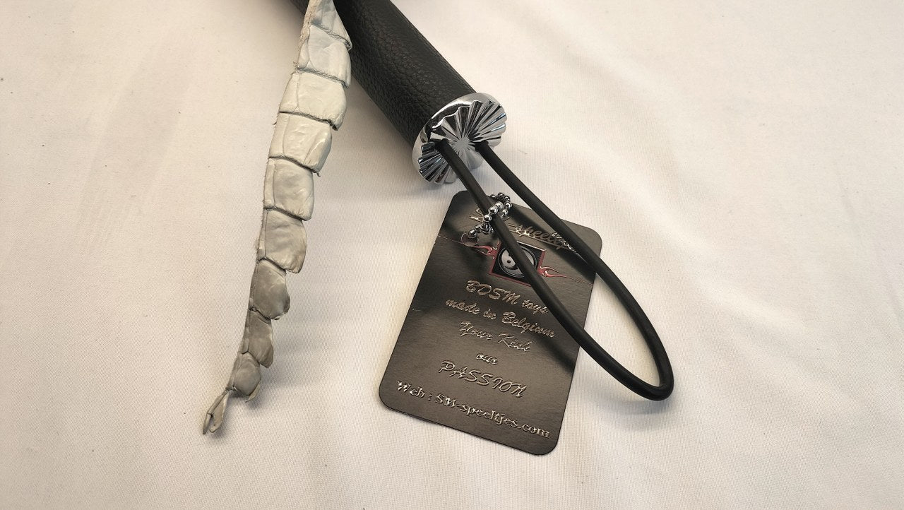 Backstrap Whip Wit met Zwart Handvat – Single Tail Impact Play Zweep - Impact Play - SM - speeltjes