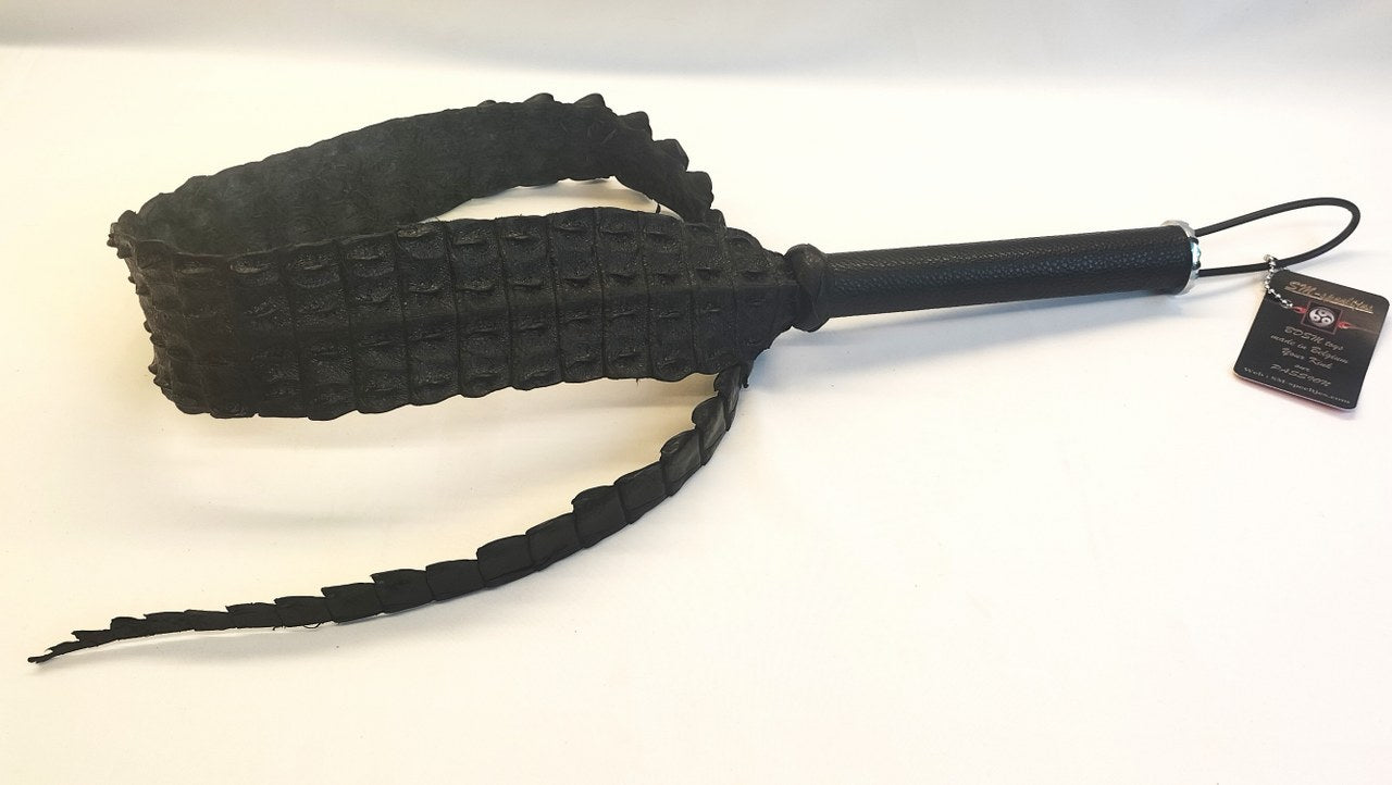 liefhebber-van-exclusieve-bdsm-toys-dan-is-deze-backstrap-zweep-misschien-wel-iets-voor-u-apart-is-ze-zeker-wel-4