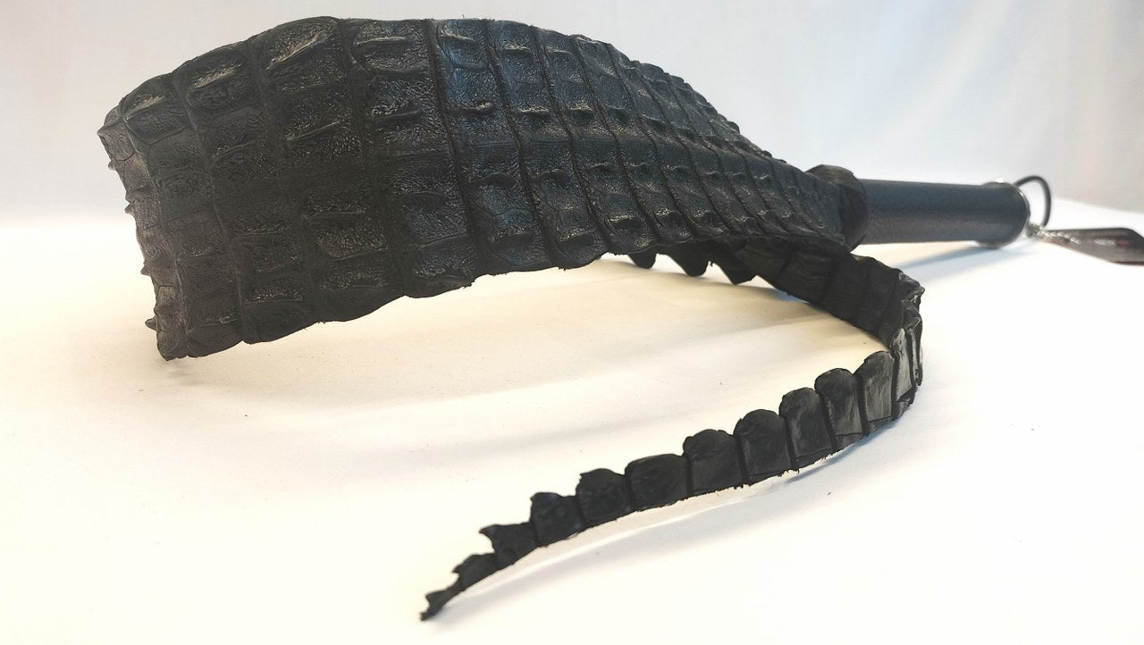 liefhebber-van-exclusieve-bdsm-toys-dan-is-deze-backstrap-zweep-misschien-wel-iets-voor-u-apart-is-ze-zeker-wel-3