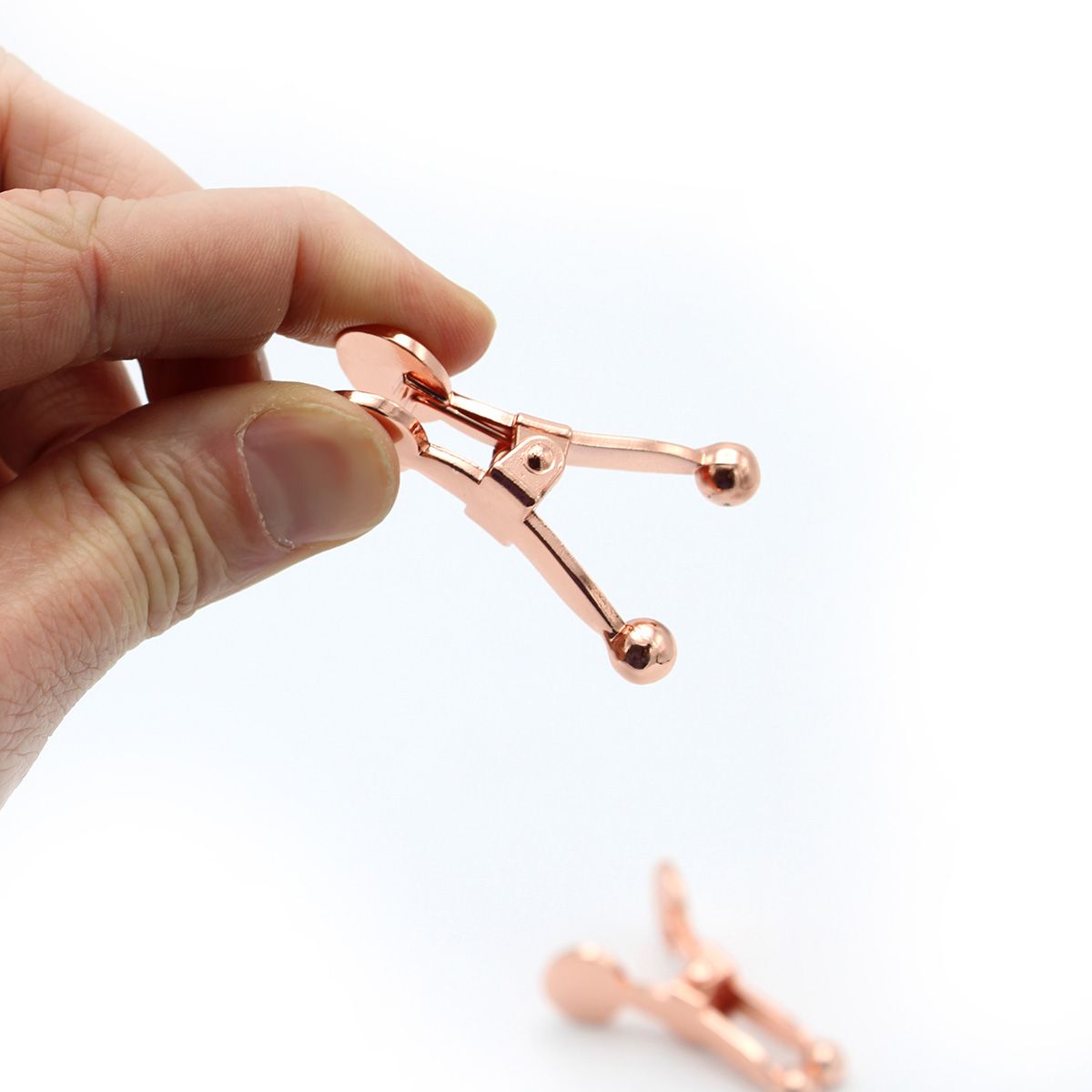 met-deze-ball-nipple-clamps-gemaakt-uit-stainless-steel-zilverkleurig-vergukd-in-rose-goud-of-zwart-gecoat-heb-je-er-een-leuk-setje-klemmen-bij-door-het-grotere-bolvormige-raakblak-die-de-klemmen-hebben-hebben-ze-een-geheel-ander-gevoel-dan-de-standaard-bdsm-toys-in-de-vorm-van-tepelklemmen-17