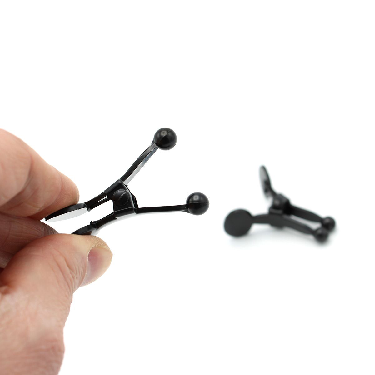 met-deze-ball-nipple-clamps-gemaakt-uit-stainless-steel-zilverkleurig-vergukd-in-rose-goud-of-zwart-gecoat-heb-je-er-een-leuk-setje-klemmen-bij-door-het-grotere-bolvormige-raakblak-die-de-klemmen-hebben-hebben-ze-een-geheel-ander-gevoel-dan-de-standaard-bdsm-toys-in-de-vorm-van-tepelklemmen-1