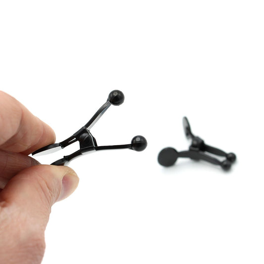 met-deze-ball-nipple-clamps-gemaakt-uit-stainless-steel-zilverkleurig-vergukd-in-rose-goud-of-zwart-gecoat-heb-je-er-een-leuk-setje-klemmen-bij-door-het-grotere-bolvormige-raakblak-die-de-klemmen-hebben-hebben-ze-een-geheel-ander-gevoel-dan-de-standaard-bdsm-toys-in-de-vorm-van-tepelklemmen-1