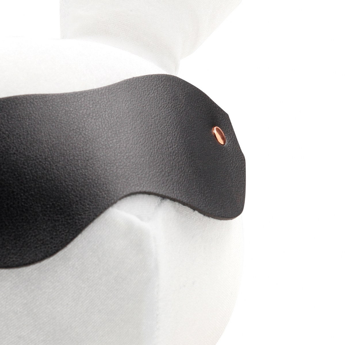 met-dit-fluweel-zachte-pluche-konijn-in-zwart-of-wit-in-bdsm-stijl-verwen-je-jezelf-of-je-partner-en-laat-je-jouw-voorkeur-blijken