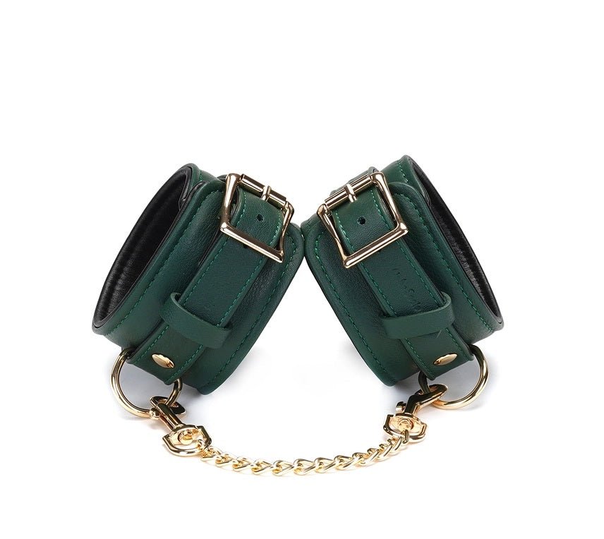 deze-prachtige-leder-bdsm-collar-met-handboeien-en-voetboeien-plus-gagball-is-een-streling-voor-het-oog-de-set-is-gemaakt-van-de-beste-kwaliteit-rundsleder-en-voorzien-van-prachtig-gouden-accenten-zoals-de-gespen-de-d-ringen-de-rivetten-de-o-de-kettingring-en-de-ketting-alle-stukken-in-de-set-zijn-ook-los-te-verkrijgen-17