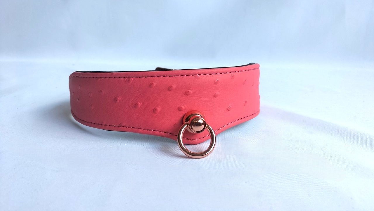 deze-mooie-set-gemaakt-van-roze-en-zwart-leer-voorzien-van-een-zachte-gevulde-binnenkant-uit-lamsleer-en-geaccentueerd-met-struisvogelprint-om-het-geheelnog-xclusiever-te-maken-is-een-pareltje-voor-het-goog-maar-ook-om-te-dragen-13