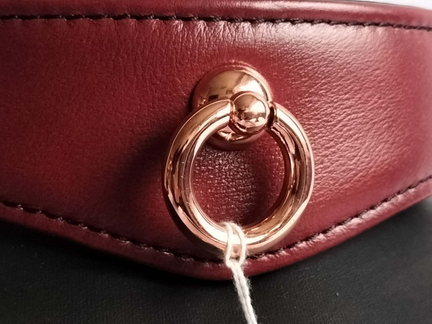 deze-prachtige-leder-bdsm-collar-met-handboeien-en-voetboeien-plus-gagball-is-een-streling-voor-het-oog-de-set-is-gemaakt-van-de-beste-kwaliteit-rundsleder-en-voorzien-van-prachtige-rose-gouden-accenten-zoals-de-gespen-de-d-ringen-de-rivetten-de-o-de-kettingring-en-de-ketting-allestukken-in-de-set-zijn-ook-los-te-verkrijgen-4