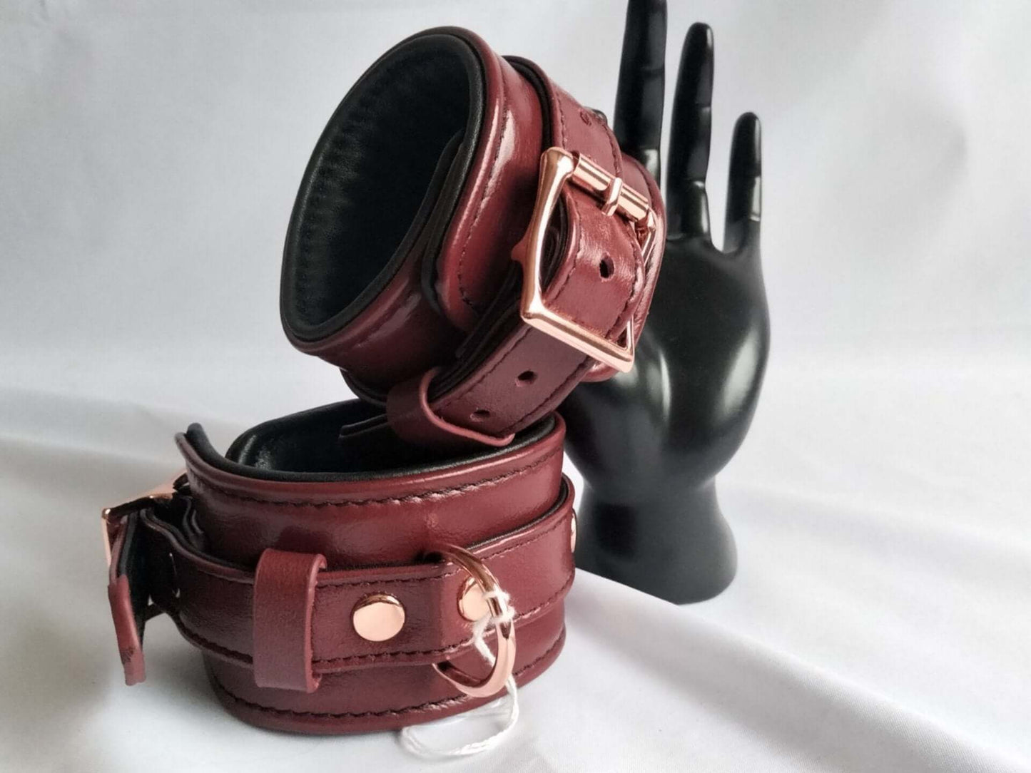 deze-prachtige-leder-bdsm-collar-met-handboeien-en-voetboeien-plus-gagball-is-een-streling-voor-het-oog-de-set-is-gemaakt-van-de-beste-kwaliteit-rundsleder-en-voorzien-van-prachtige-rose-gouden-accenten-zoals-de-gespen-de-d-ringen-de-rivetten-de-o-de-kettingring-en-de-ketting-allestukken-in-de-set-zijn-ook-los-te-verkrijgen-5