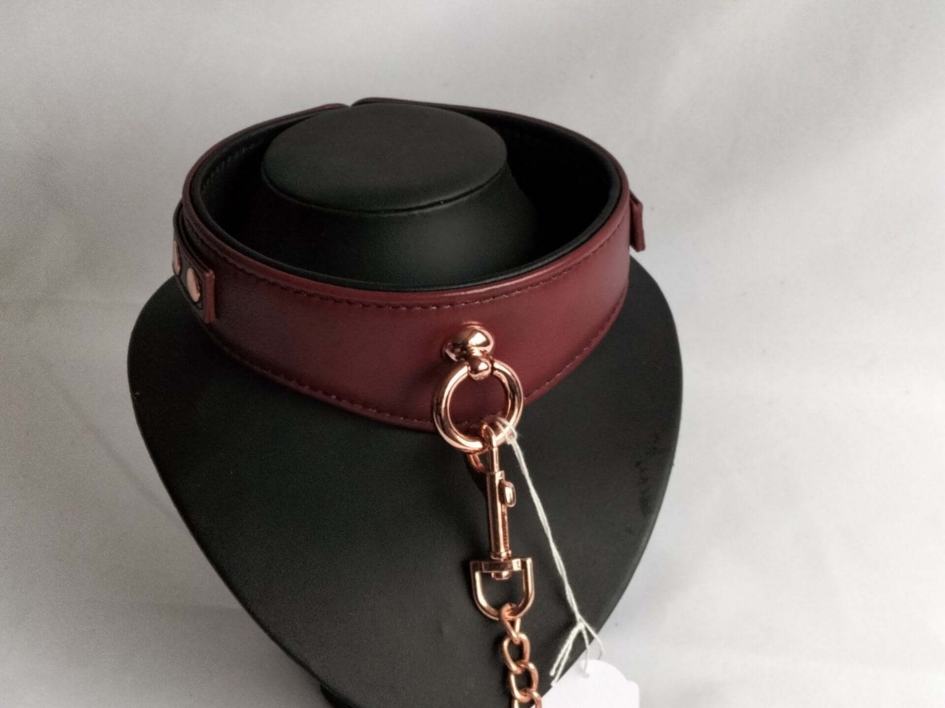 deze-prachtige-leder-bdsm-collar-met-handboeien-en-voetboeien-plus-gagball-is-een-streling-voor-het-oog-de-set-is-gemaakt-van-de-beste-kwaliteit-rundsleder-en-voorzien-van-prachtige-rose-gouden-accenten-zoals-de-gespen-de-d-ringen-de-rivetten-de-o-de-kettingring-en-de-ketting-allestukken-in-de-set-zijn-ook-los-te-verkrijgen-2