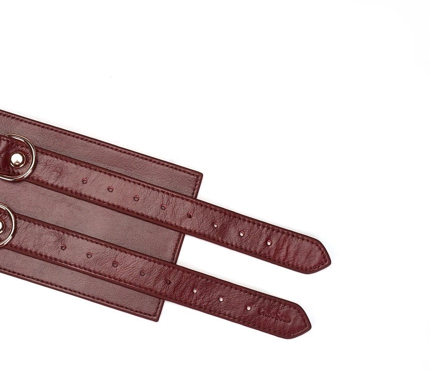 deze-prachtige-leder-bdsm-collar-met-handboeien-en-voetboeien-plus-gagball-is-een-streling-voor-het-oog-de-set-is-gemaakt-van-de-beste-kwaliteit-rundsleder-en-voorzien-van-prachtige-rose-gouden-accenten-zoals-de-gespen-de-d-ringen-de-rivetten-de-o-de-kettingring-en-de-ketting-allestukken-in-de-set-zijn-ook-los-te-verkrijgen-33