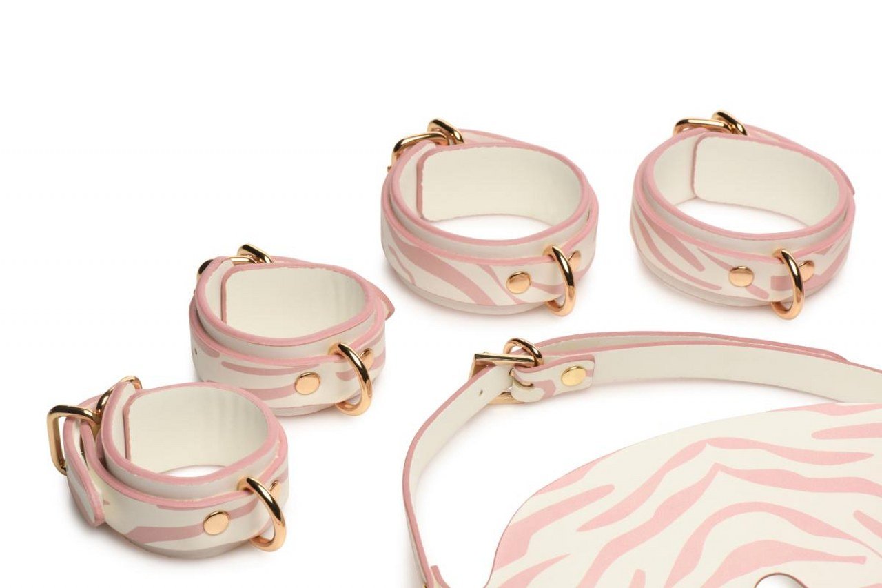 met-deze-vegan-boeien-set-heb-je-alles-ineens-in-huis-om-je-erotische-leven-nieuw-leven-in-te-blazen-handboeien-voetboeien-een-collar-een-leiband-een-oogmasker-en-zelfs-een-eerste-paddle-alvast-veel-pleizer-met-ontdekken-2