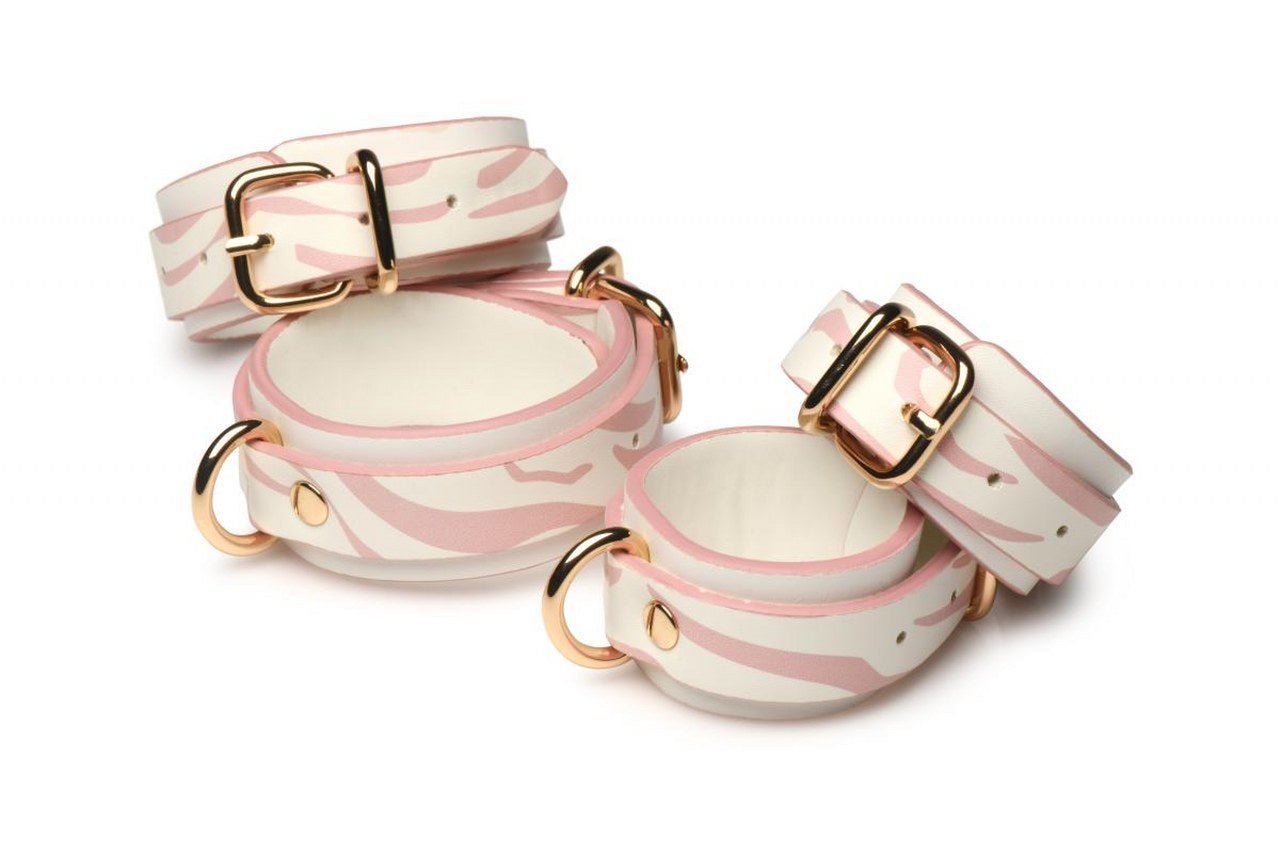 met-deze-vegan-boeien-set-heb-je-alles-ineens-in-huis-om-je-erotische-leven-nieuw-leven-in-te-blazen-handboeien-voetboeien-een-collar-een-leiband-een-oogmasker-en-zelfs-een-eerste-paddle-alvast-veel-pleizer-met-ontdekken-3