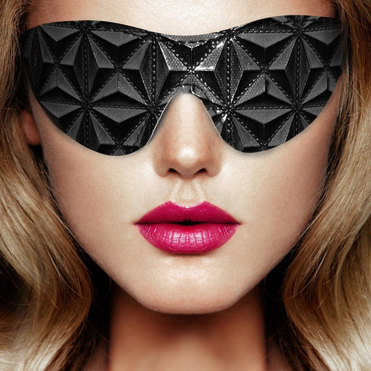 met-dit-zwarte-oogmasker-met-ruitmotief-en-elastische-band-laat-je-jouw-speelpartner-in-het-duister-tasten-1