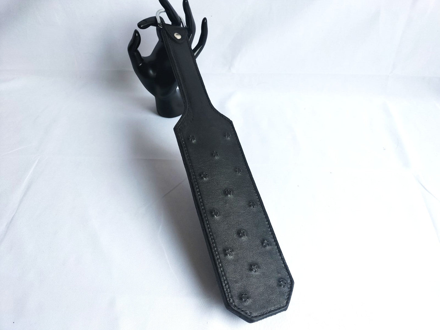 indien-jivan-bloodplay-houdt-of-van-een-goede-spanking-war-je-dagen-later-nog-steeds-de-marks-van-over-hebt-dan-is-deze-zwart-leder-paddel-met-70-scherpe-stainlesssteel-puntjes-van-1mm-hoog-misschien-wel-wat-je-zoekt-opgelet-niet-voor-de-tere-zieltjes-of-mensen-die-helemaal-niets-hebben-met-bloed-tijdens-een-spel-1