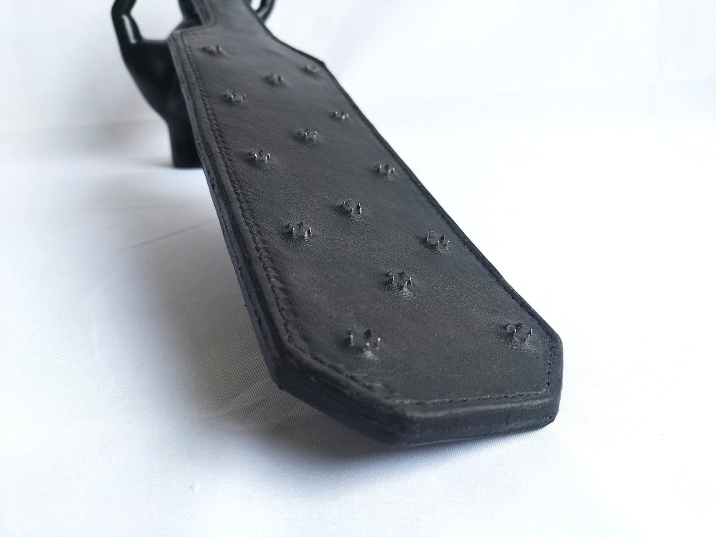 indien-jivan-bloodplay-houdt-of-van-een-goede-spanking-war-je-dagen-later-nog-steeds-de-marks-van-over-hebt-dan-is-deze-zwart-leder-paddel-met-70-scherpe-stainlesssteel-puntjes-van-1mm-hoog-misschien-wel-wat-je-zoekt-opgelet-niet-voor-de-tere-zieltjes-of-mensen-die-helemaal-niets-hebben-met-bloed-tijdens-een-spel-2