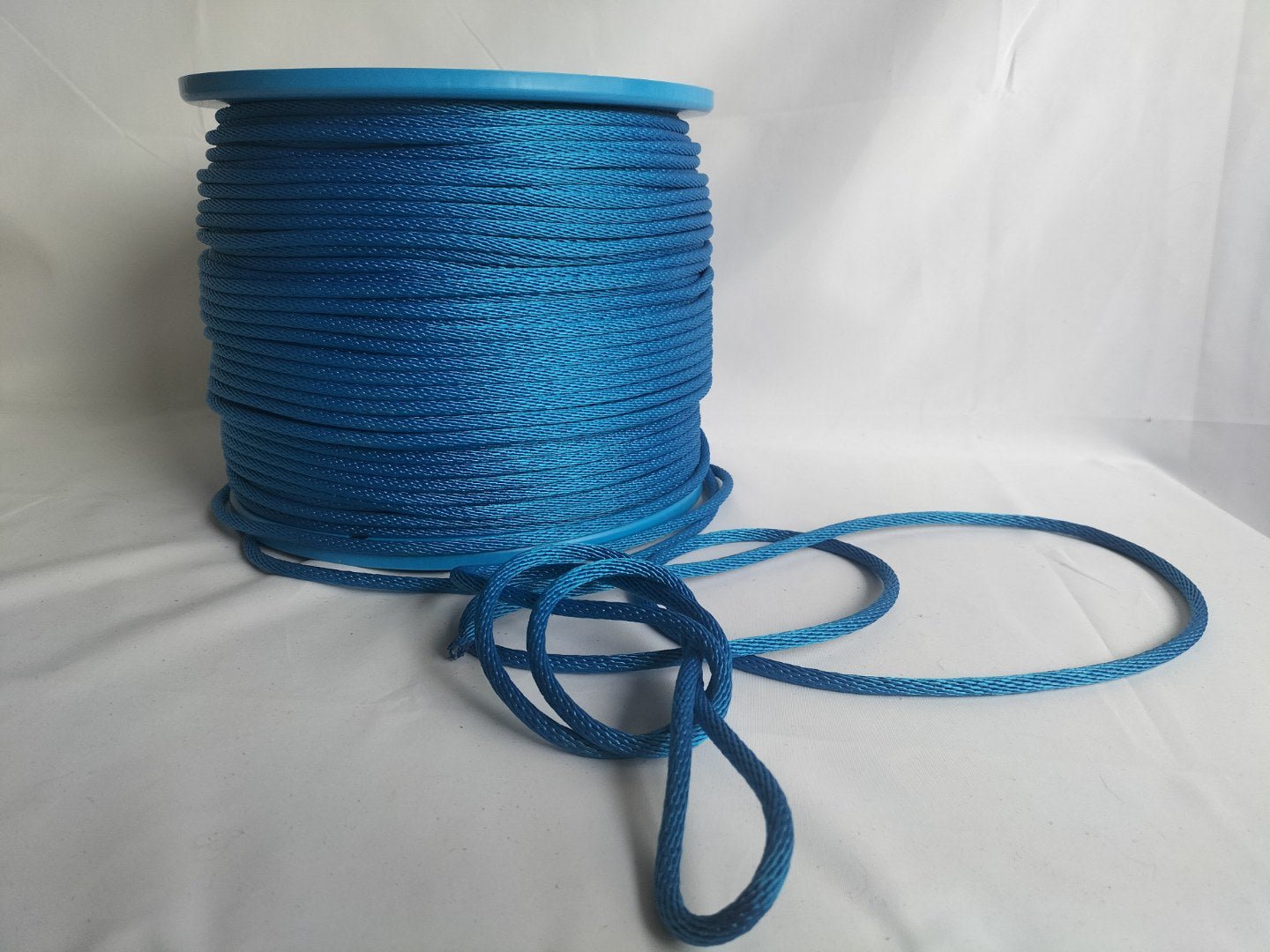 prima-bondage-touw-voor-beginnende-bondage-liefhebbers-het-touw-is-6mm-in-diameter-waterafstotend-en-heel-erg-licht-neemt-geen-vuil-op-en-gemakkelijk-wasbaar.