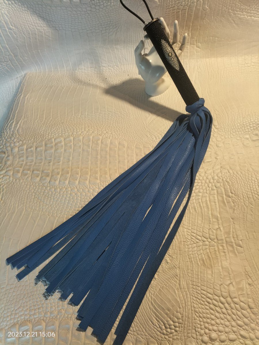 Blauw lederen flogger met zwart ongeschuurd roggenleer handvat - SM - speeltjes