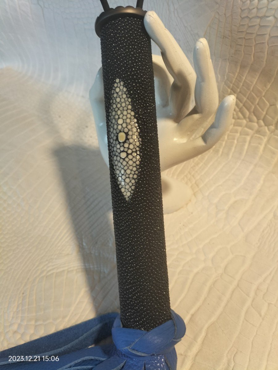 Blauw lederen flogger met zwart ongeschuurd roggenleer handvat - SM - speeltjes