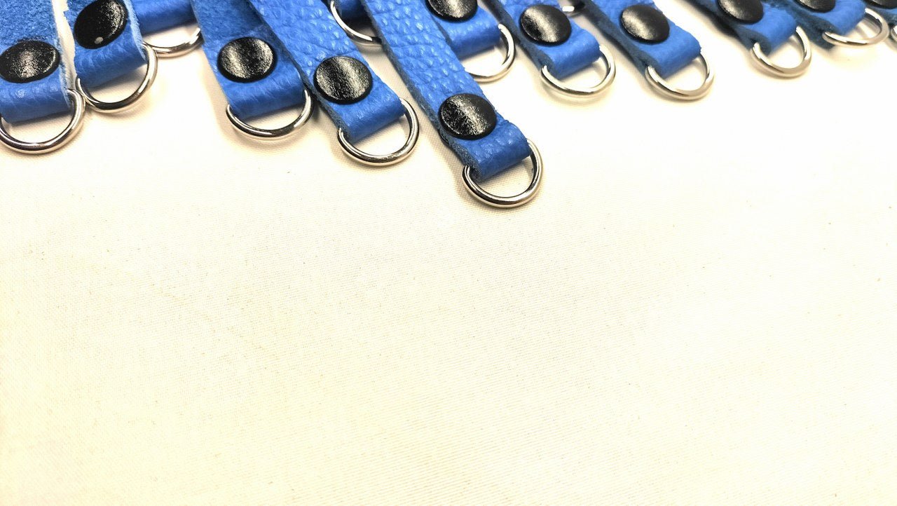 Blauw Leren Flogger Kopen - Met D - Ringen Handgemaakt België - BDSM - SM - speeltjes