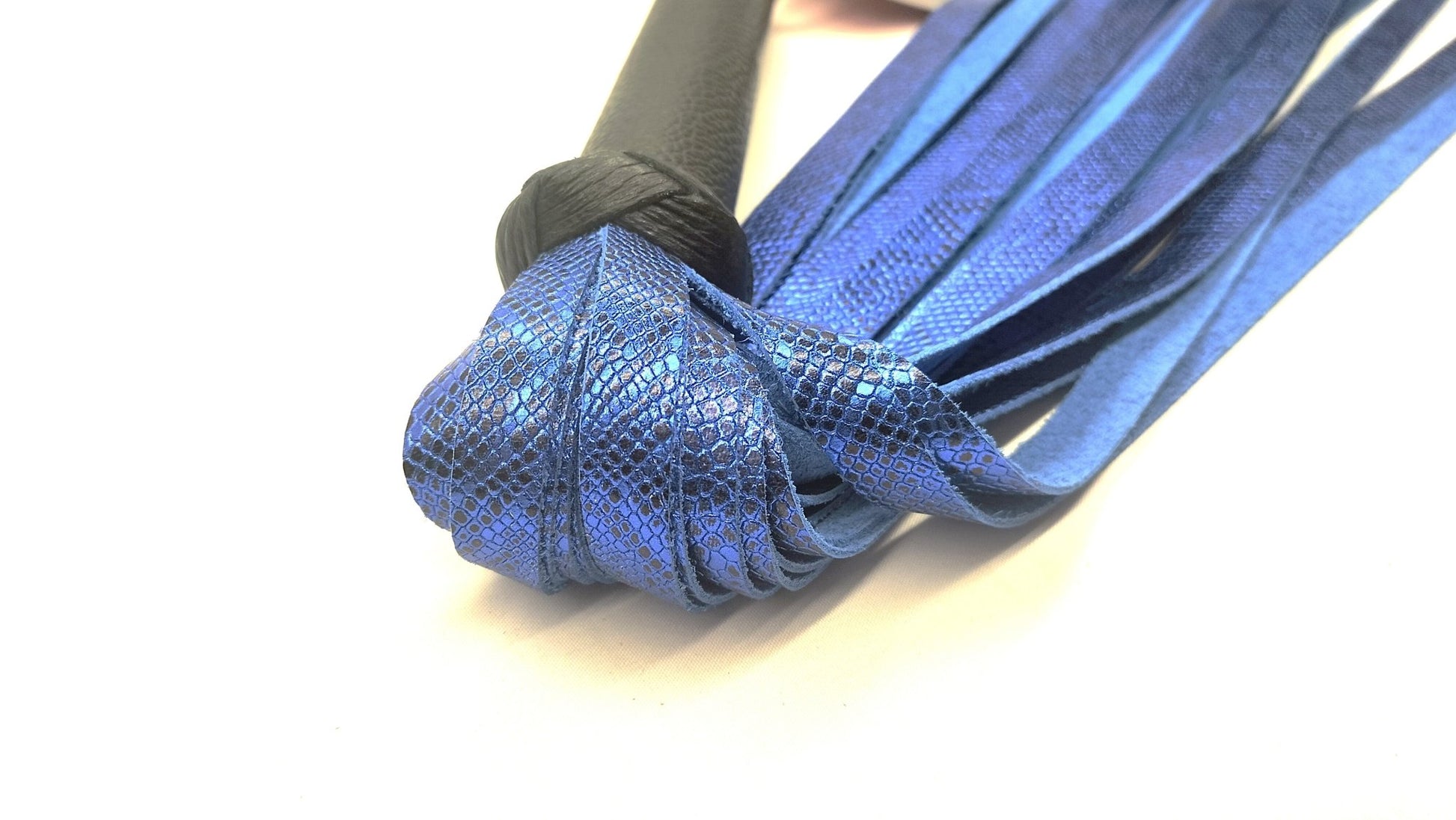 Blauwe Snakeprint Leder Flogger - Chainballs Handgemaakt in België - BDSM - SM - speeltjes