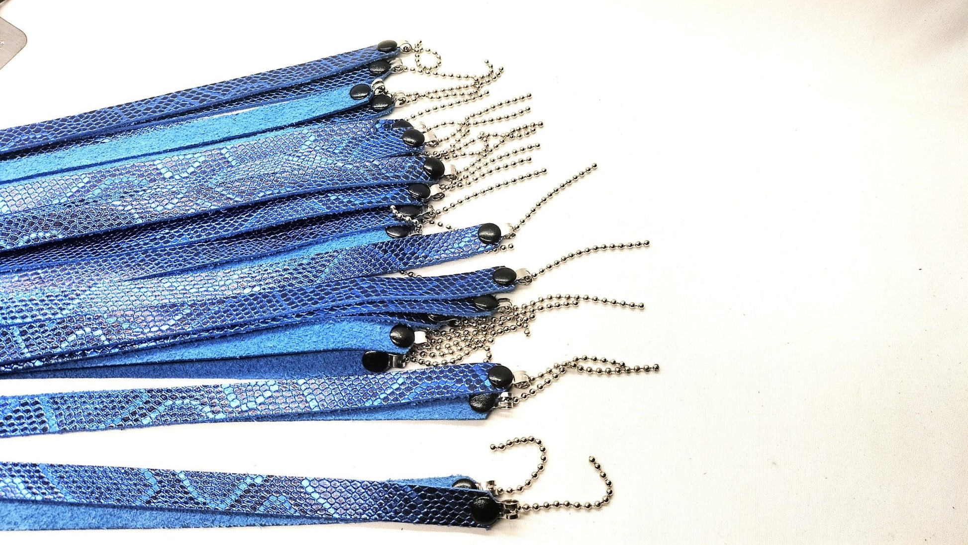 Blauwe Snakeprint Leder Flogger - Chainballs Handgemaakt in België - BDSM - SM - speeltjes