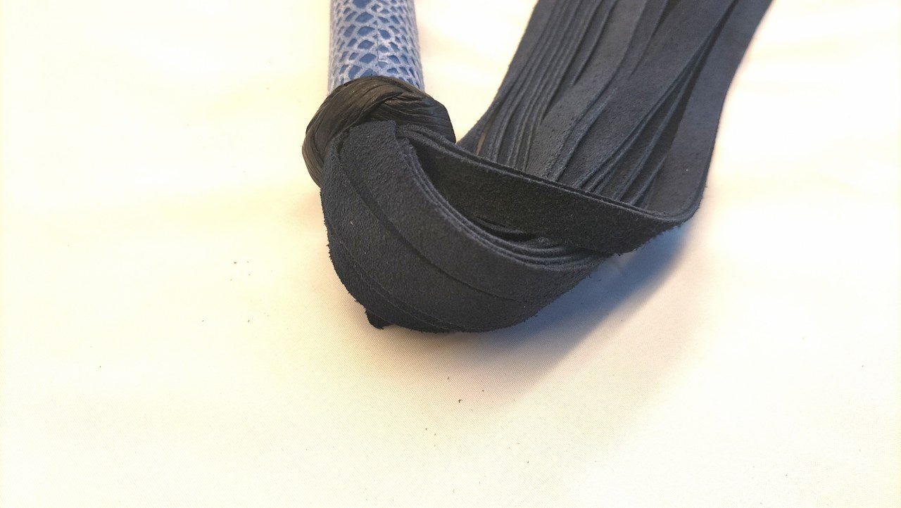 Blauwe Suede Flogger met Gemarmerd Handvat – 36 Strengen Impact Play - Impact Play - SM - speeltjes