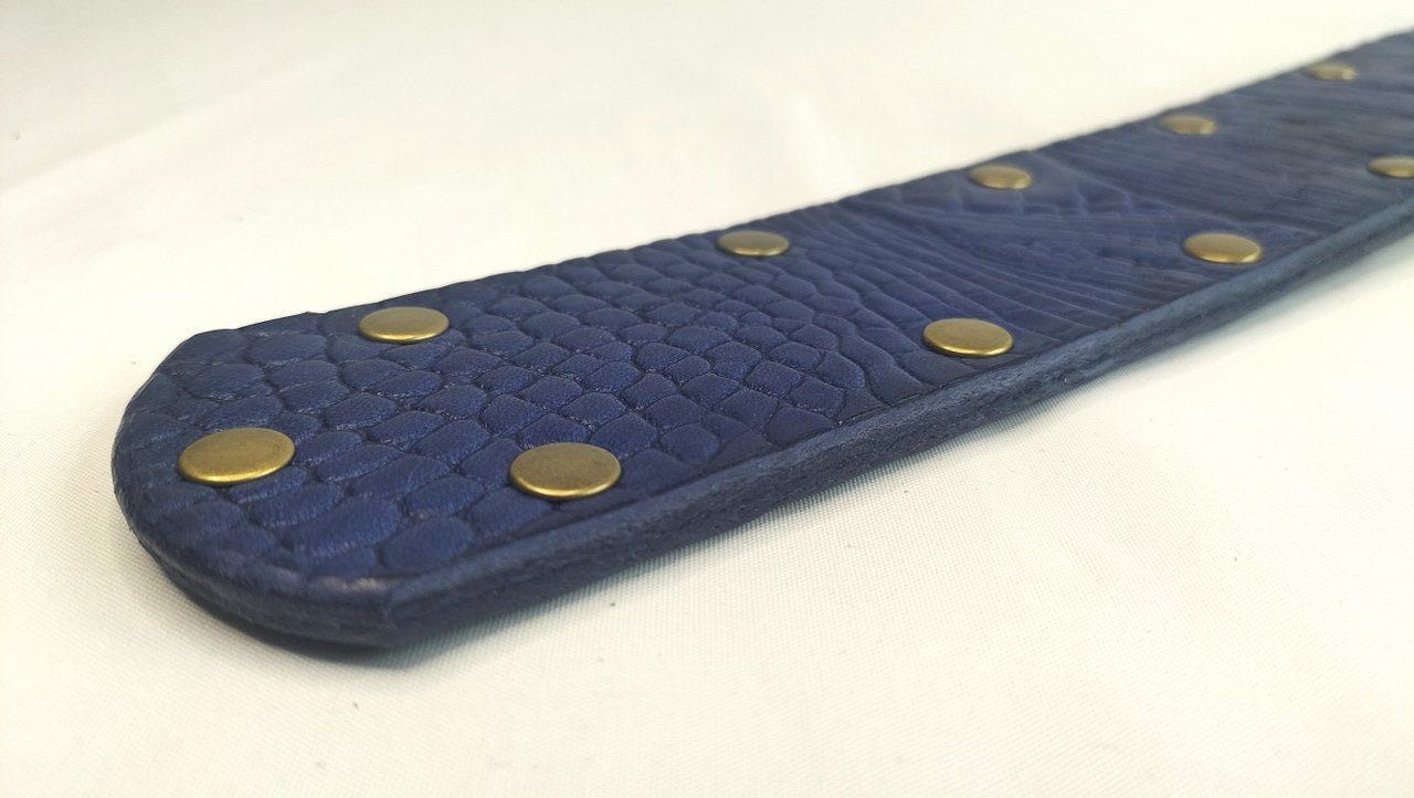 liefhebber-van-exclusieve-bdsm-toys-dan-is-deze-one-of-a-kind-paddel-misschien-iets-voor-u-hij-is-zo-maar-even-7mm-dik-gemaakt-uit-crocoprint-tuigleer-en-ligt-super-in-de-hand-2