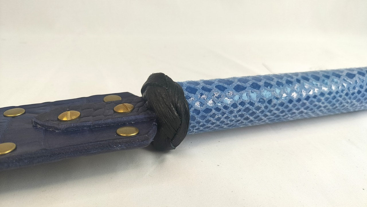 liefhebber-van-exclusieve-bdsm-toys-dan-is-deze-one-of-a-kind-paddel-misschien-iets-voor-u-hij-is-zo-maar-even-7mm-dik-gemaakt-uit-crocoprint-tuigleer-en-ligt-super-in-de-hand-3