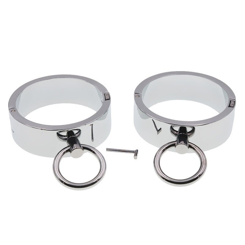 deze-stalen-handboeien-doen-waar-ze-voor-zijn-gemaakt-namelijk-je-op-slot-steken-ze-zijn-van-de-zwaardere-kwaliteit-en-sluiten-af-met-een-magneet-slotje-en-verkrijgbaar-in-vier-maten-4