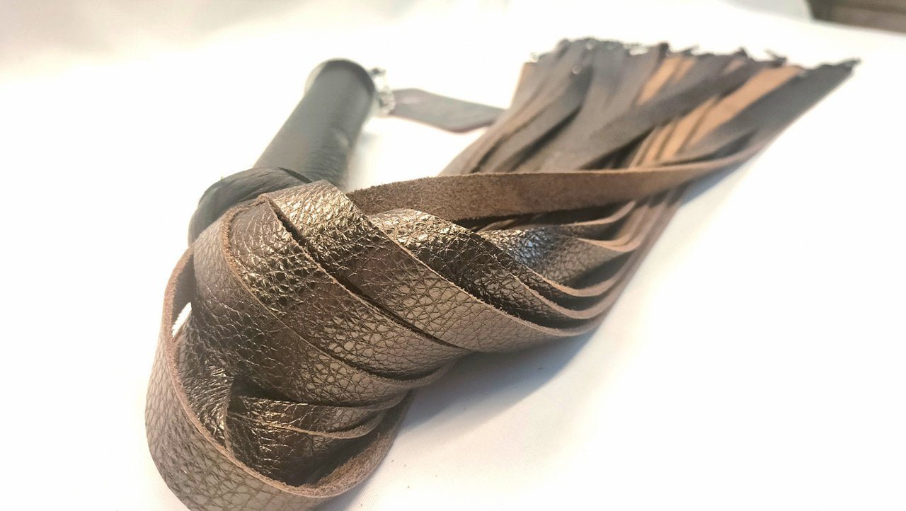 Bronskleurige zachte leder Flogger met Chainballs - Exclusieve Handgemaakte Flogger - BDSM - SM - speeltjes