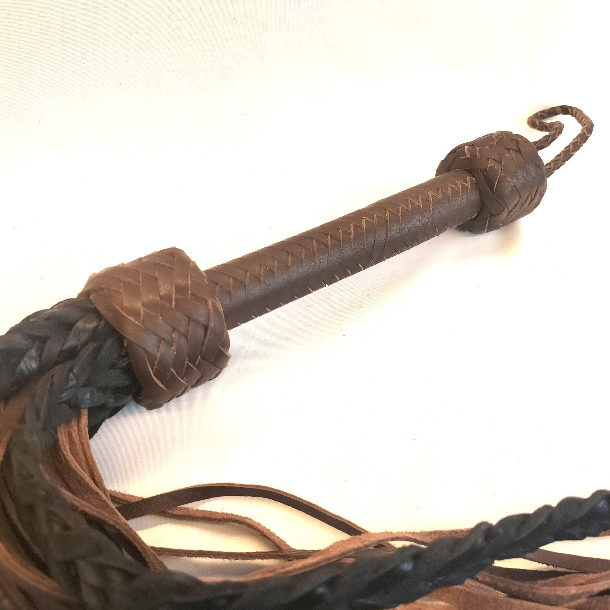 Bruin Zwart Flogger 42 Falls Tuigleder Mix - Handgemaakte Gesel 71cm - Impact Play - Floggers - SM - speeltjes