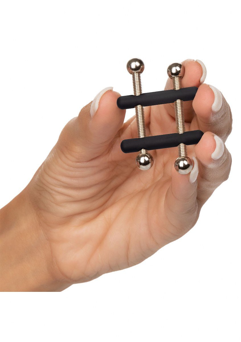 deze-handige-bdsm-toys-in-de-vorm-van-tepelklemmen-zorgen-er-voor-dat-je-de-druk-perfect-kan-afstellen-op-jouw-subje-zijn-of-haar-tepels