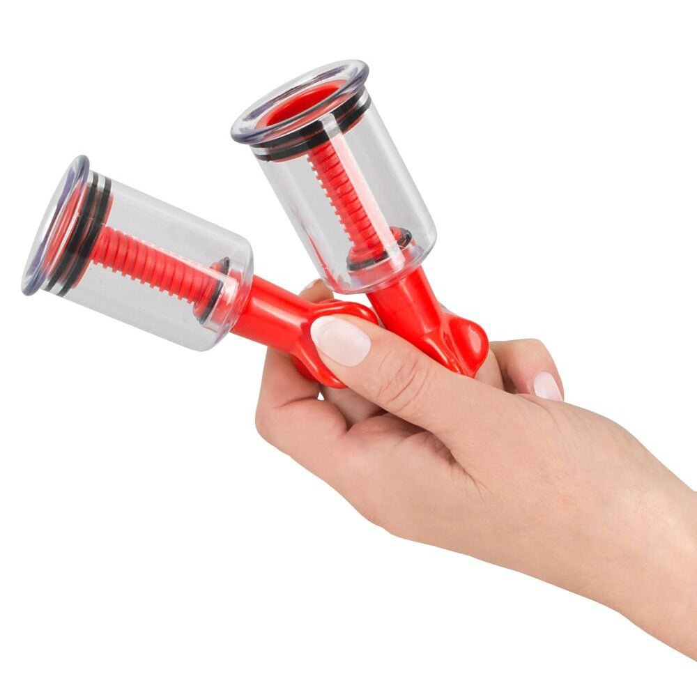 deze-aparte-rode-vacuum-tepel-zuigers-kunnen-zowel-gebruikt-worden-op-de-tepels-als-op-de-clitoris-dankzij-het-eenvoudige-schroefsysteem-kan-je-de-druk-naar-wens-simpel-en-prima-regelen-4