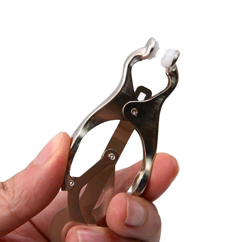 deze-grijpgrage-tepelklemmen-zijn-een-must-have-voor-elke-liefhebber-van-breast-play-of-een-goed-tepel-verwen-of-pijn-spel-dankzij-de-clip-onderaan-kan-je-er-gemakkelijk-allerlei-zaken-aanhangen-3