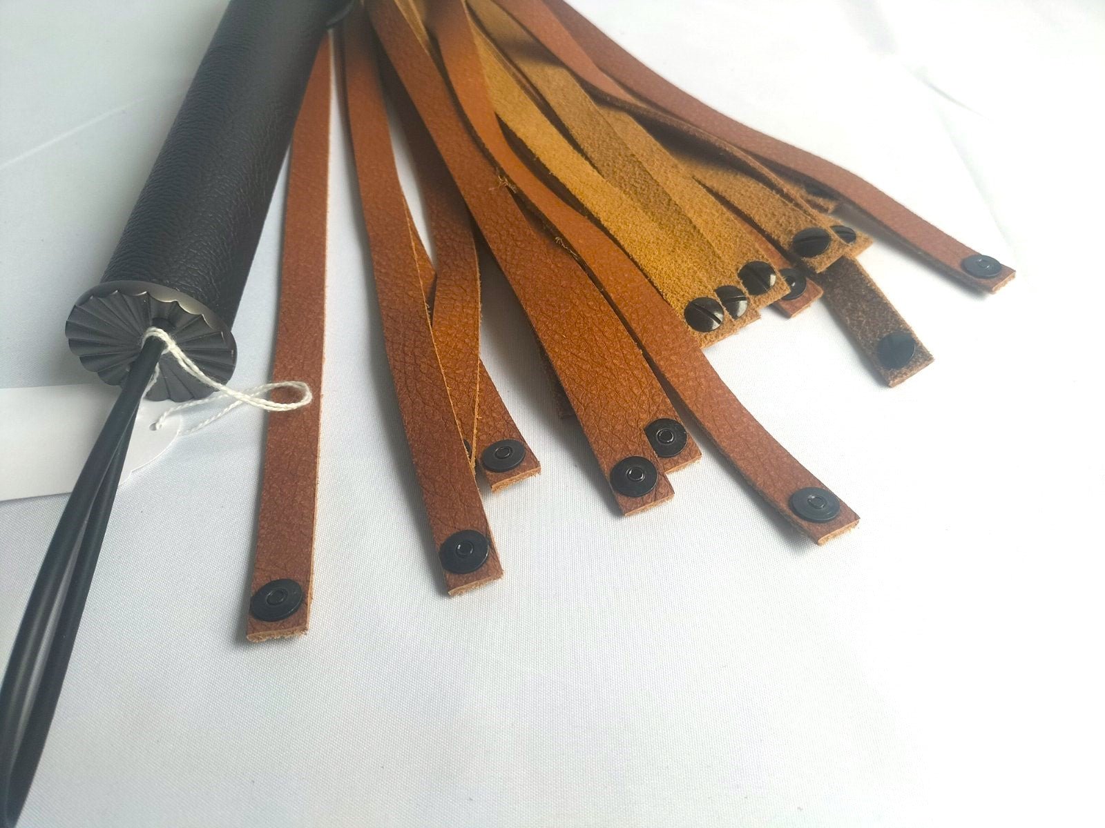 Cognac buffel leder flogger met studs - SM - speeltjes