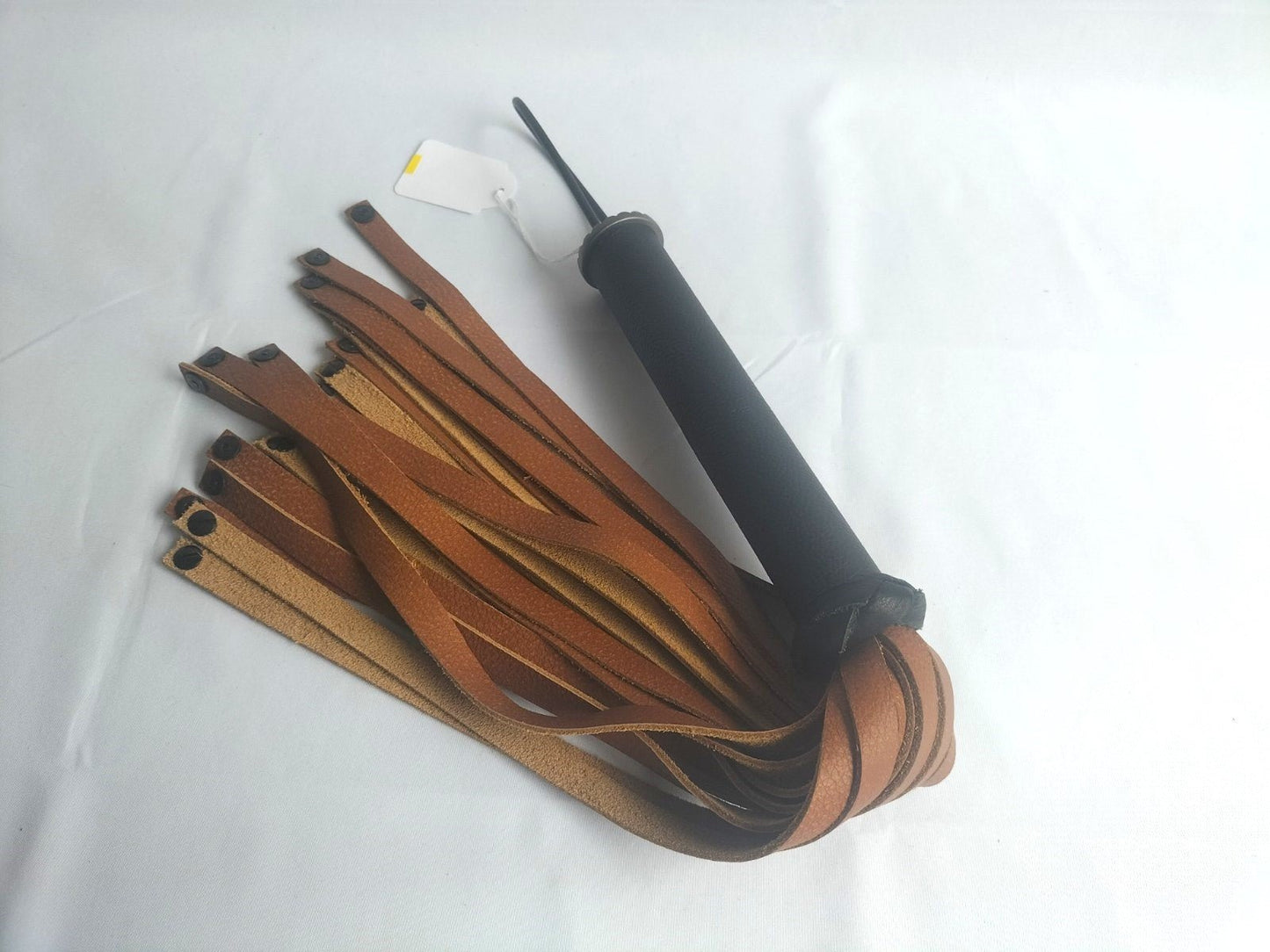Cognac buffel leder flogger met studs - SM - speeltjes