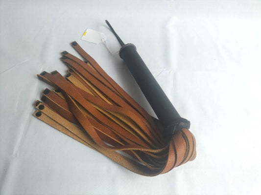 Cognac buffel leder flogger met studs - SM - speeltjes