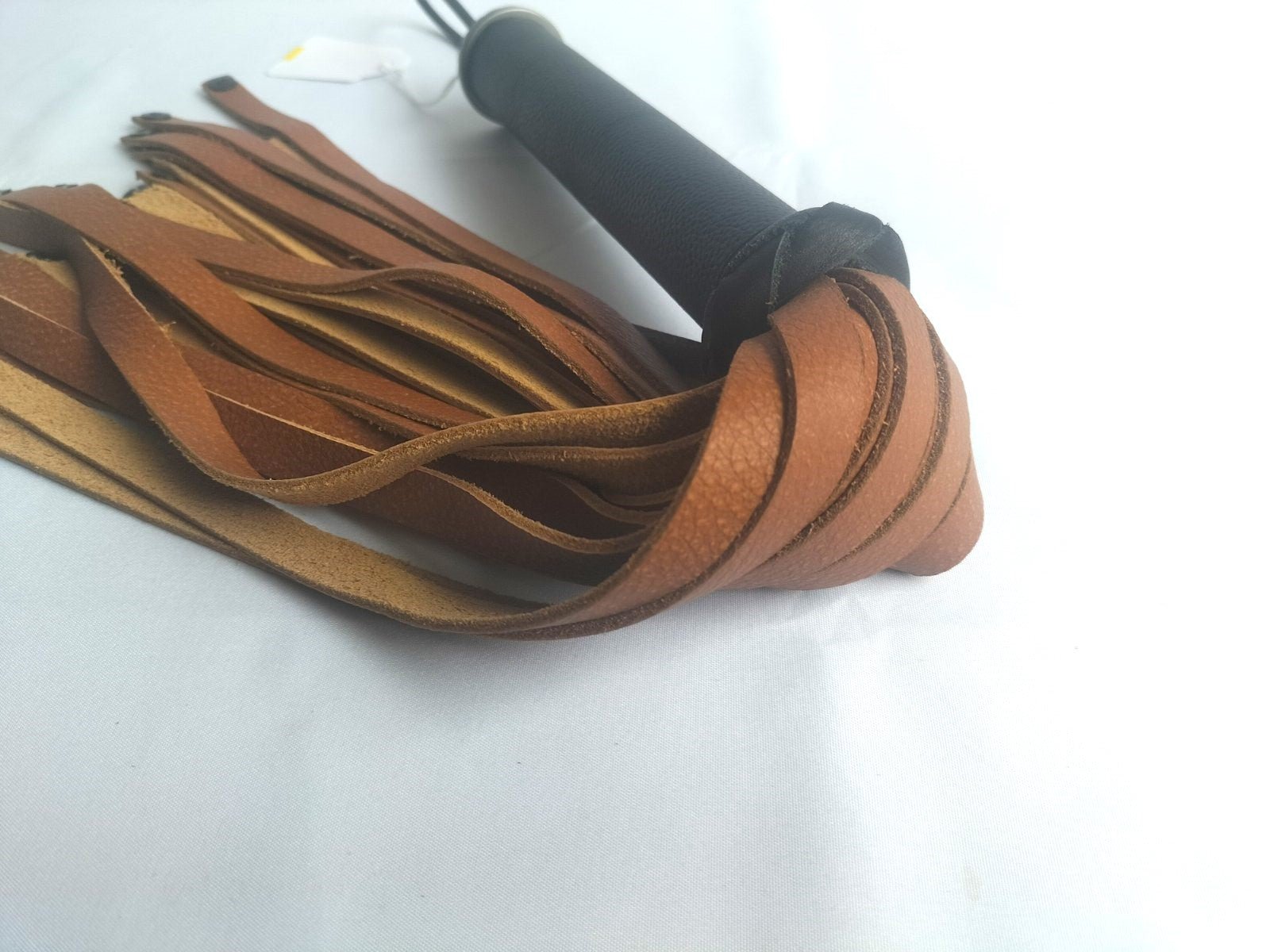 Cognac buffel leder flogger met studs - SM - speeltjes