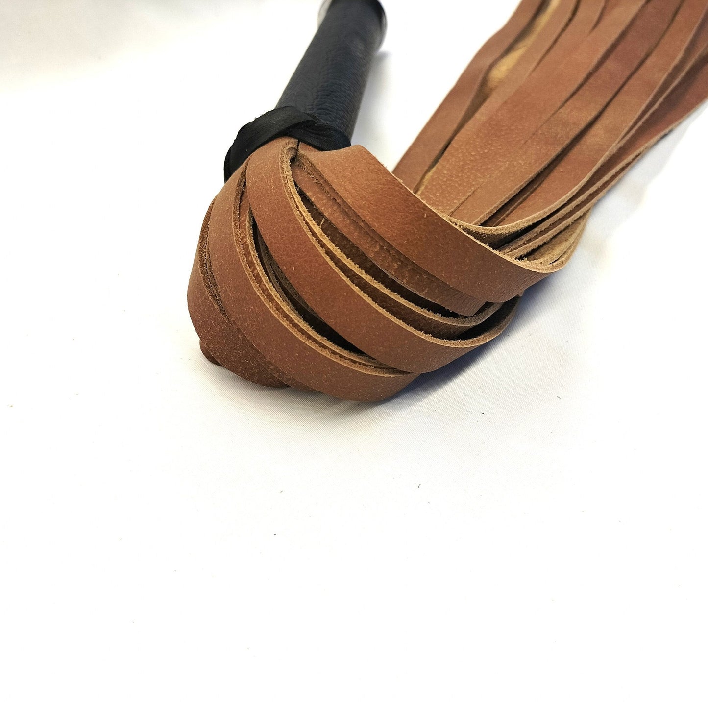 Cognac Leren Flogger 560g 36 Falls Koperkleurige Tandwieltjes 70cm - Impact Play - Floggers - SM - speeltjes