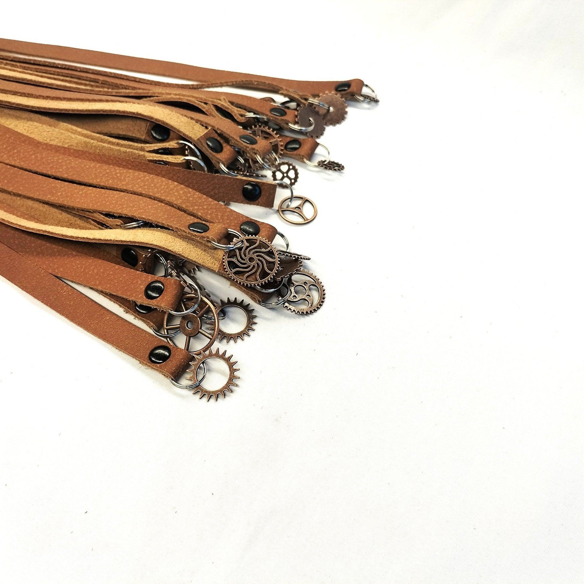 Cognac Leren Flogger 560g 36 Falls Koperkleurige Tandwieltjes 70cm - Impact Play - Floggers - SM - speeltjes