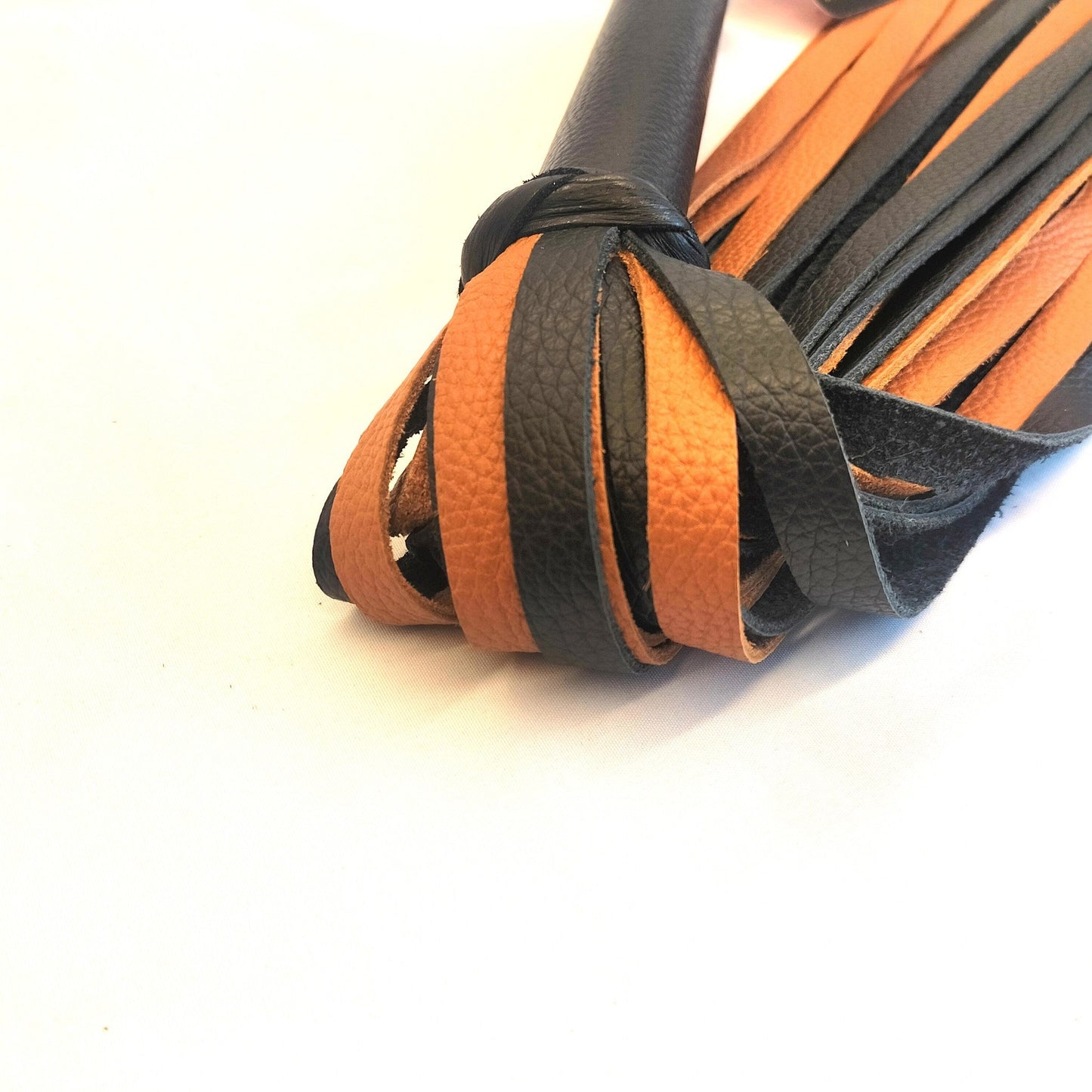 Cognac Zwart Leren Flogger 500g 36 Falls Metalen Handvat 70cm - Impact Play Flogger - SM - speeltjes