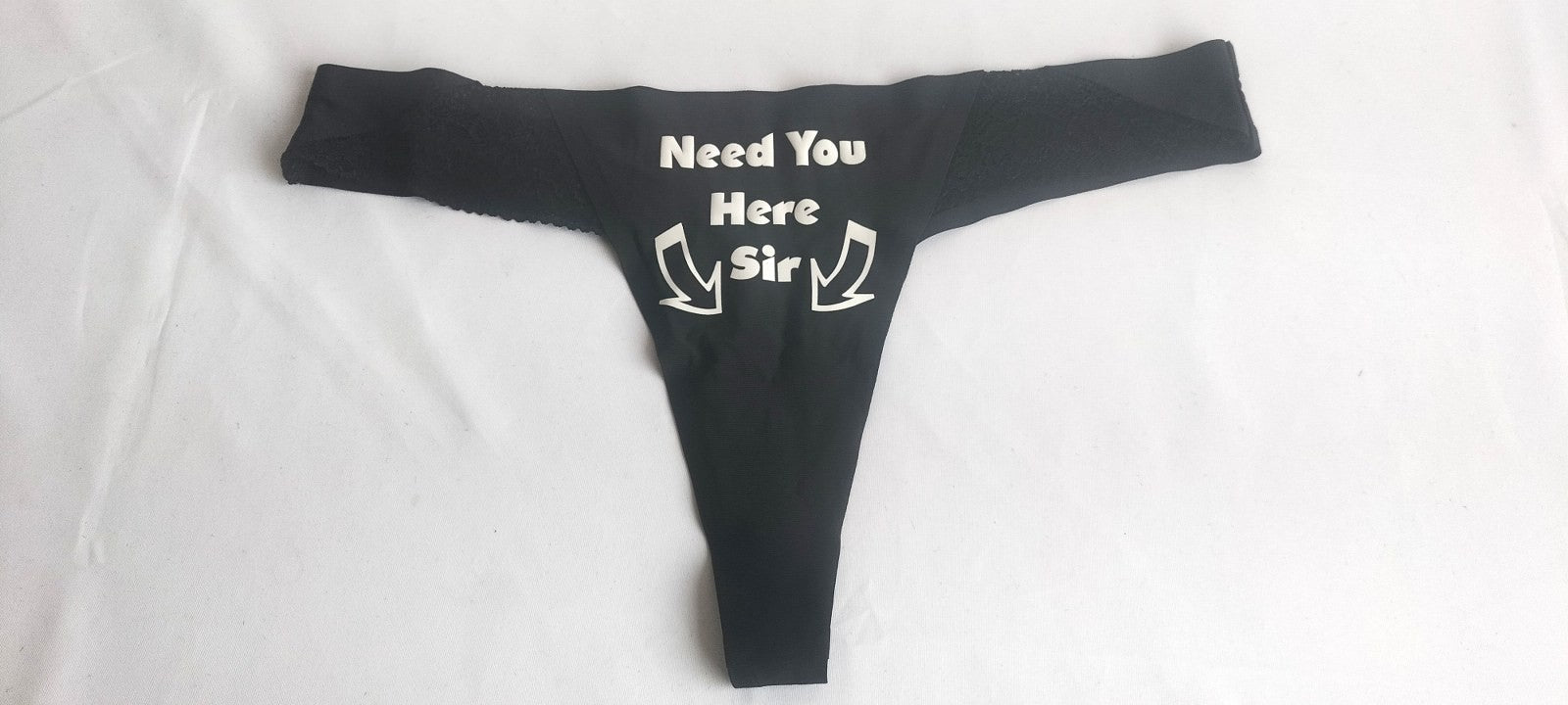 Dames slip zwart met tekst Need You HERE Sir - SM - speeltjes