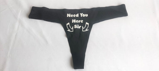 Dames slip zwart met tekst Need You HERE Sir - SM - speeltjes